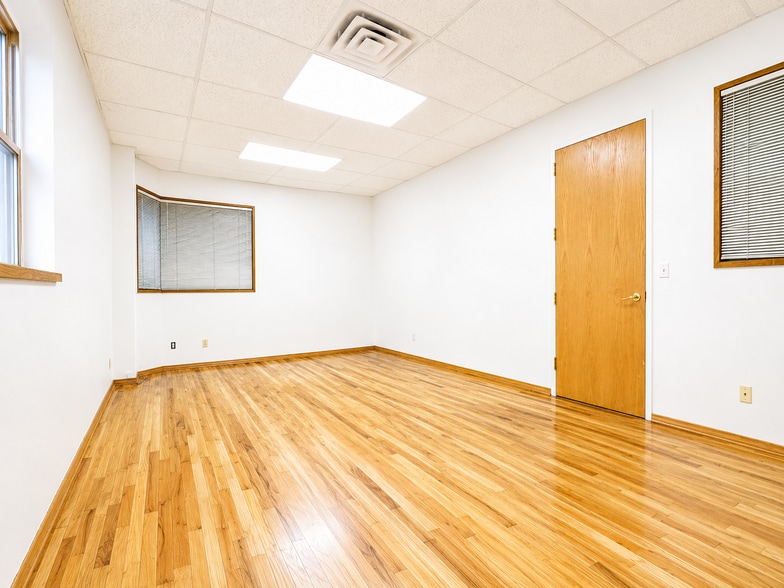 More Photos Of 637 Willis Ave, Williston Park Storefront Retail Office For Lease