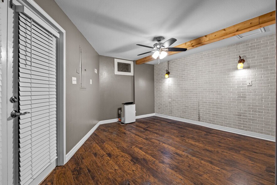 More Photos Of 7648 Broadview Dr, Houston Apartments For Sale