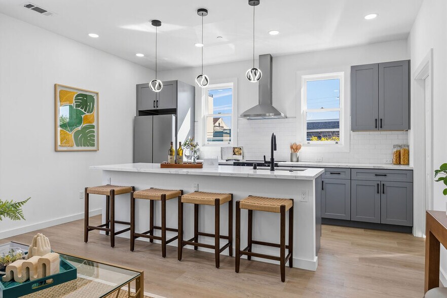 More Photos Of 2730 23rd St, San Francisco Showroom For Sale