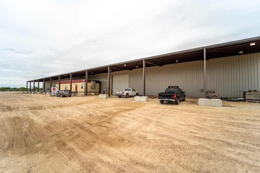 More Photos Of 236 Industrial Park Dr, Victoria Warehouse For Lease