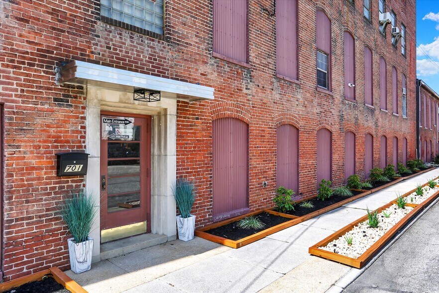 More Photos Of 701 E Hay St, York Warehouse For Lease