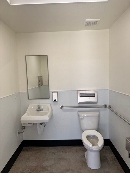 More Photos Of 2010 Holly Ave, Lake Havasu City Warehouse For Lease