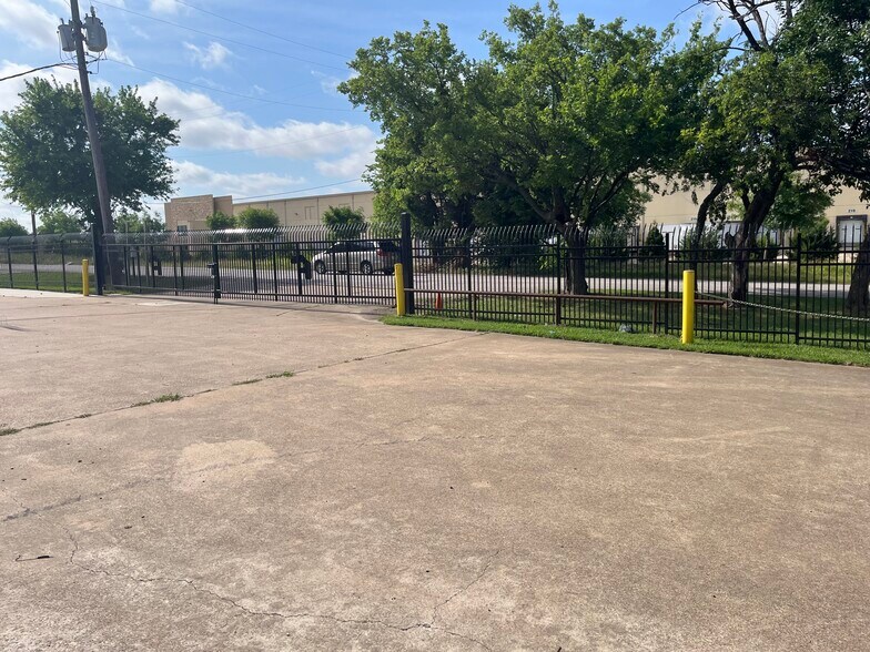 More Photos Of 223 W Danieldale Rd, Dallas Light Distribution For Sale