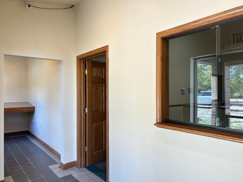 More Photos Of 3614-3616 Lake St, Kalamazoo Warehouse For Lease