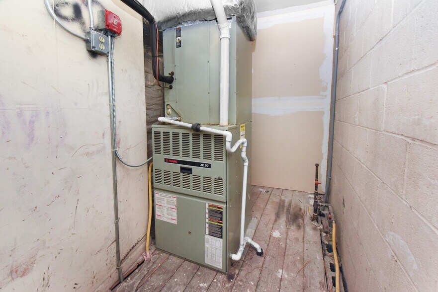 More Photos Of 4143 Main St, Bridgeport Storefront For Sale