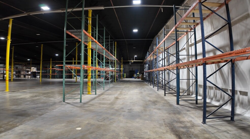 More Photos Of 301 Northwestern Ave, Chariton Distribution For Lease