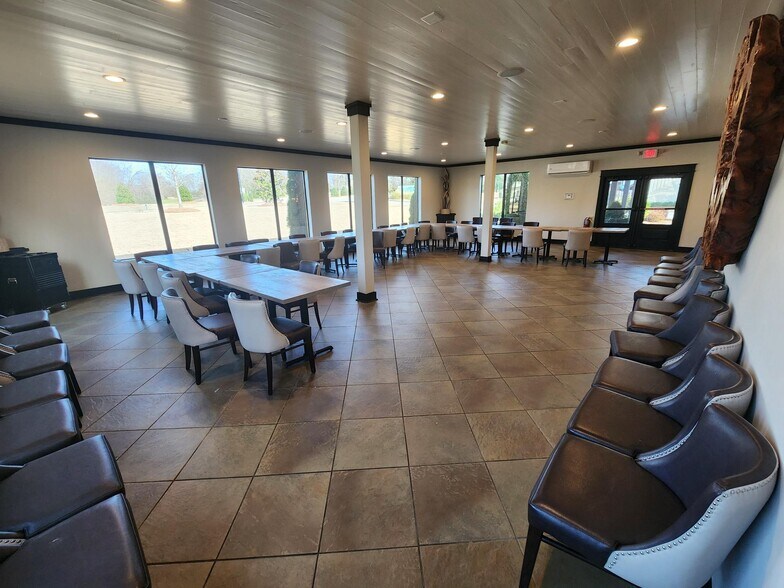 More Photos Of 250 Bordeaux Dr, Thomson General Retail For Sale