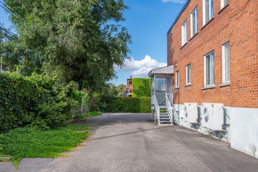 More Photos Of 3505 rue Bagot, Montréal Office For Sale