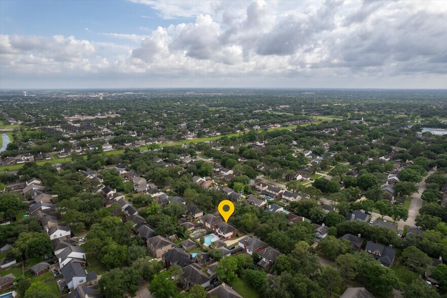 More Photos Of 124 Lake Point Dr, League City Specialty For Sale