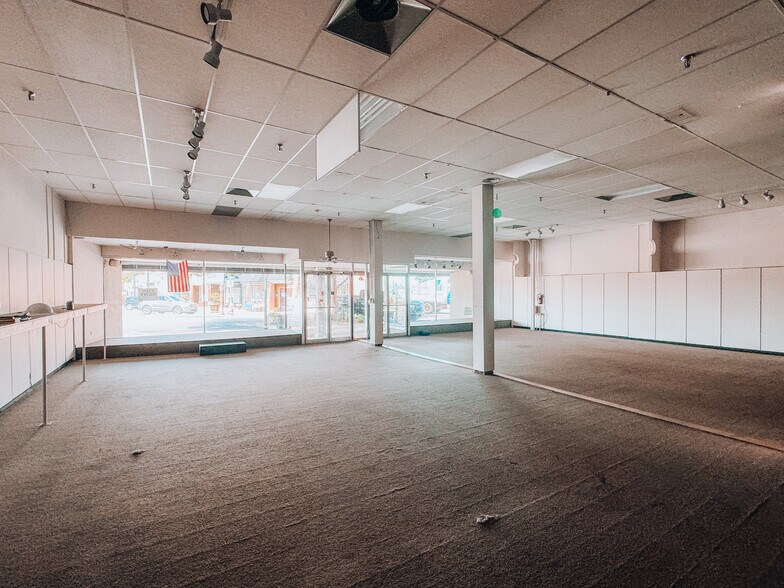 More Photos Of 106 Musgrove St, Clinton Storefront Retail Office For Sale