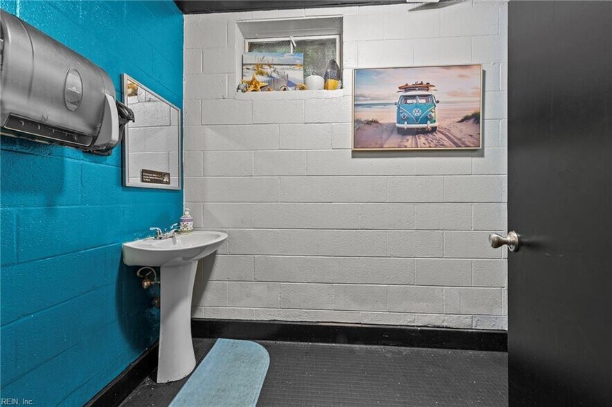 More Photos Of 130 Commerce St, Suffolk Restaurant For Sale