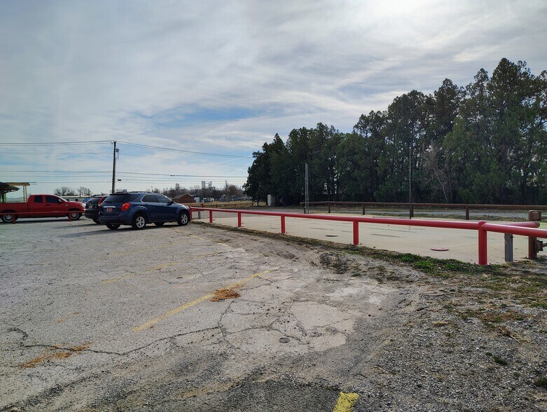 More Photos Of 213 W Willow Rd, Enid Restaurant For Sale