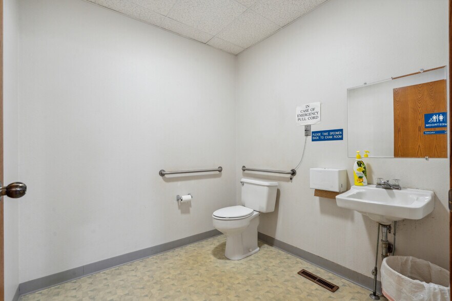 More Photos Of 305 E San Marnan Dr, Waterloo Medical For Sale