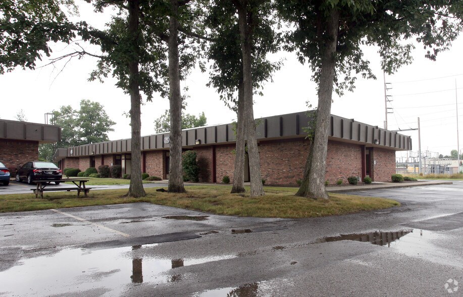 More Photos Of 2346 S Lynhurst Dr, Indianapolis Office For Lease