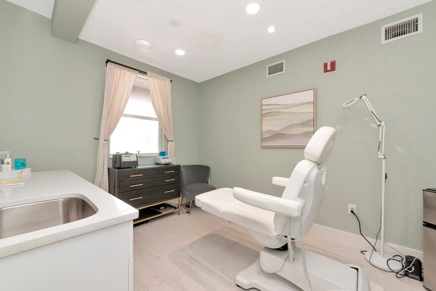 More Photos Of 1345 2nd St, Sarasota Office Residential For Sale