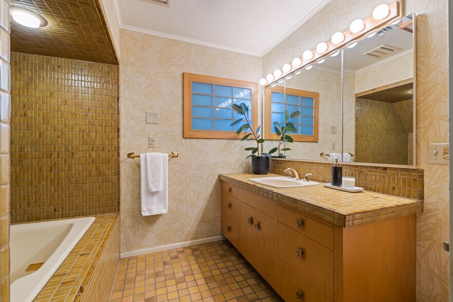 More Photos Of 1001 Cherry Heights Rd, The Dalles Flex For Sale