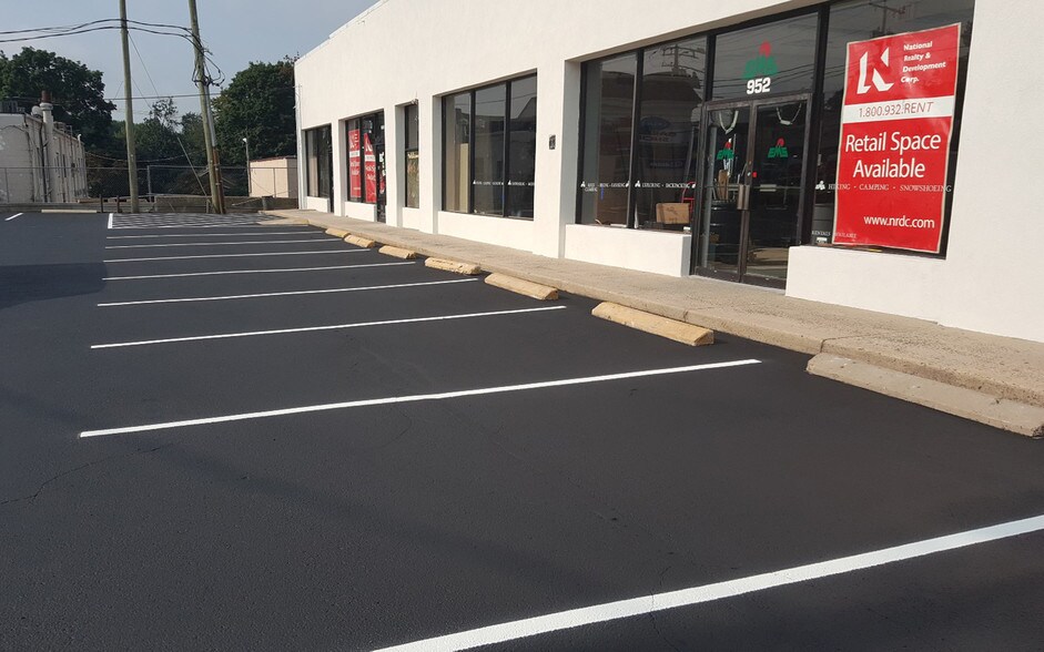 More Photos Of 950-960 High Ridge Rd, Stamford Storefront For Lease