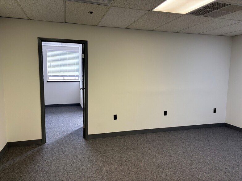More Photos Of 150 New Boston St, Woburn Research And Development For Lease