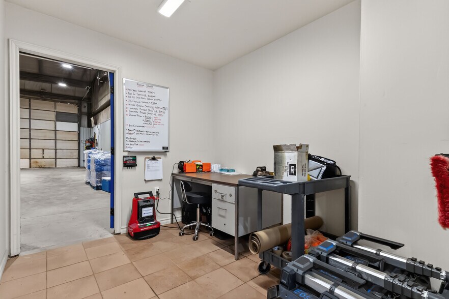 More Photos Of 2081 Piper Ln, London Industrial For Lease