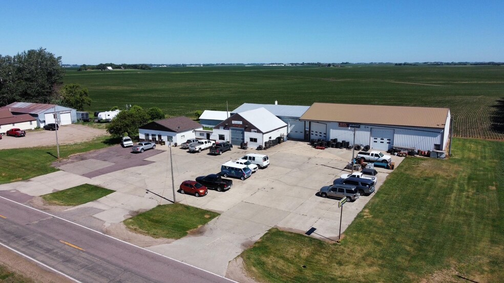 More Photos Of 525 Amy Ave, Round Lake General Retail For Sale
