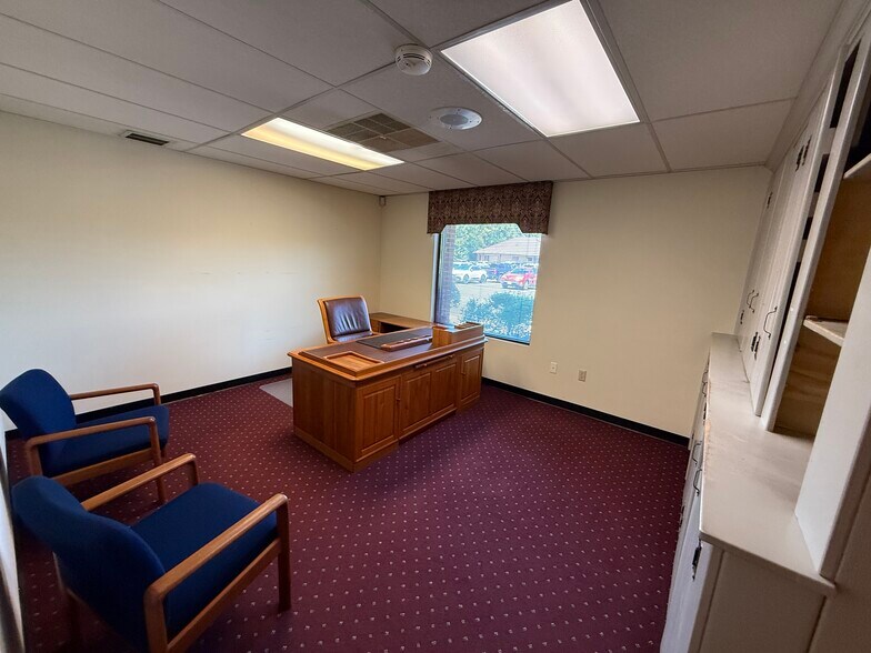 More Photos Of 403 Chatham Sq, Fredericksburg Office For Sale
