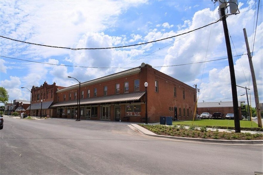 More Photos Of 201-215 W Mulberry St, Kaufman Storefront Retail Office For Lease