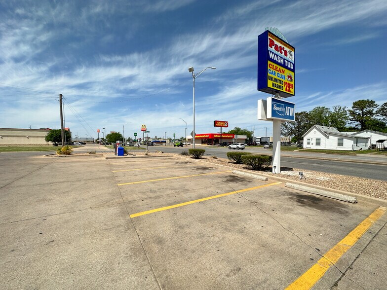 More Photos Of 904-914 SW Lee Blvd, Lawton Specialty For Sale