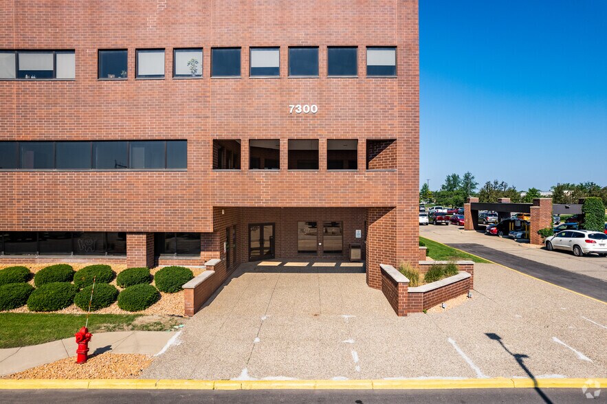 More Photos Of 7300 147th St W, Apple Valley Office For Lease