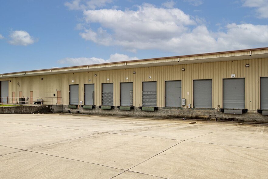 More Photos Of 810 W Highway 30, Gonzales Warehouse For Lease