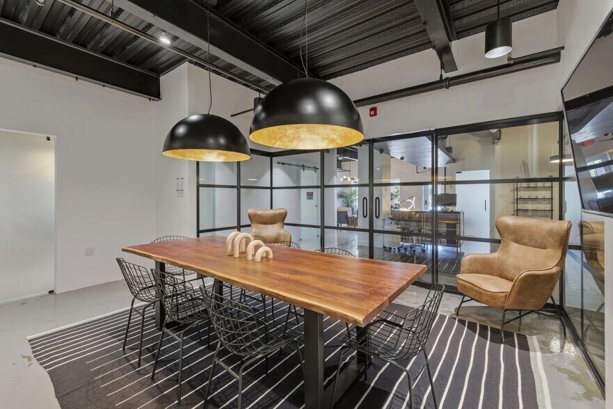 More Photos Of 1 Mariners Lndg, Edgartown Office For Sale