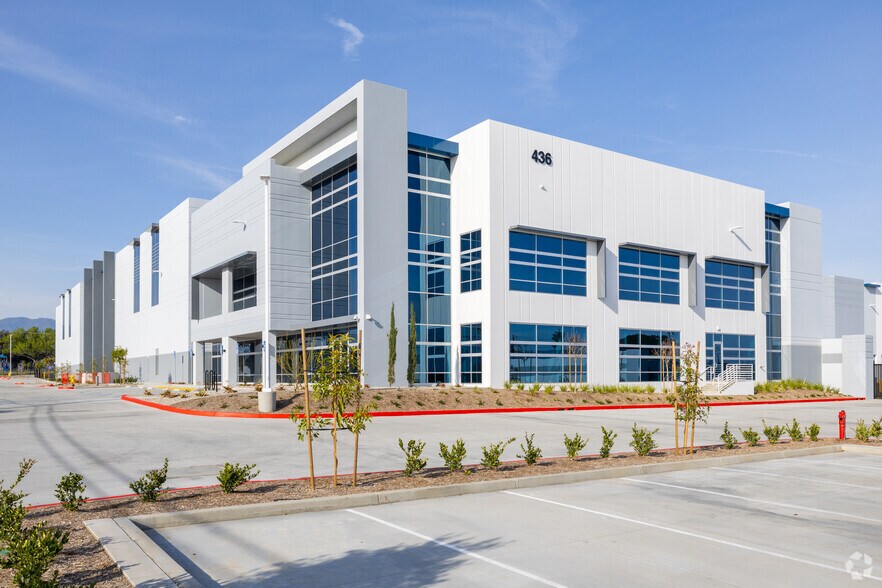 More Photos Of 436 W Rialto Ave, Rialto Distribution For Lease