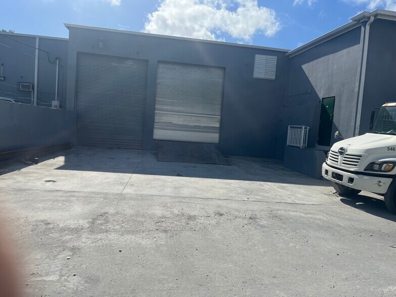 More Photos Of 760 W 28th St, Hialeah Warehouse For Lease
