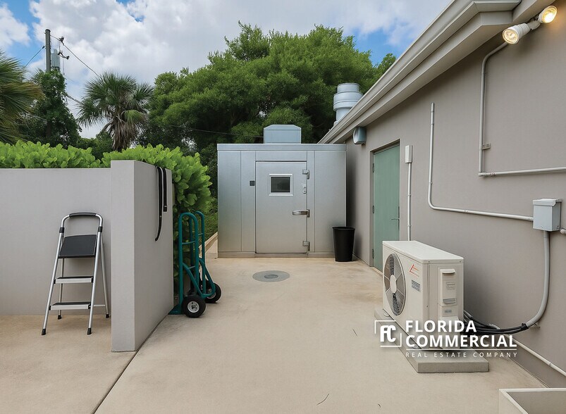 More Photos Of 796 NE Dixie Hwy, Jensen Beach Restaurant For Sale