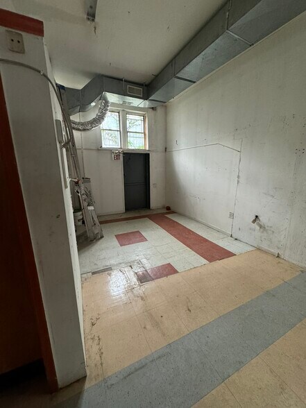 More Photos Of 328 48th St, Union City Storefront Retail Residential For Lease