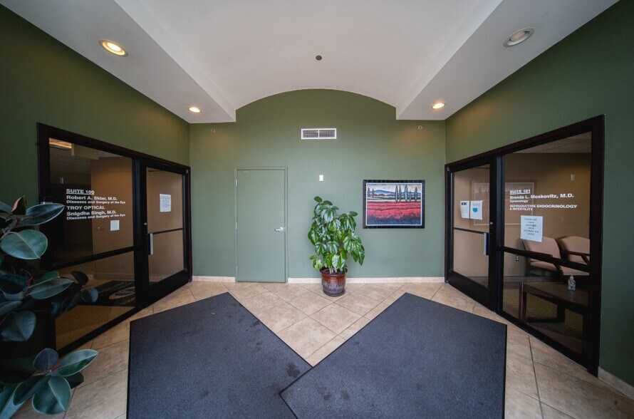 More Photos Of 415 E Maple Rd, Troy Medical For Sale