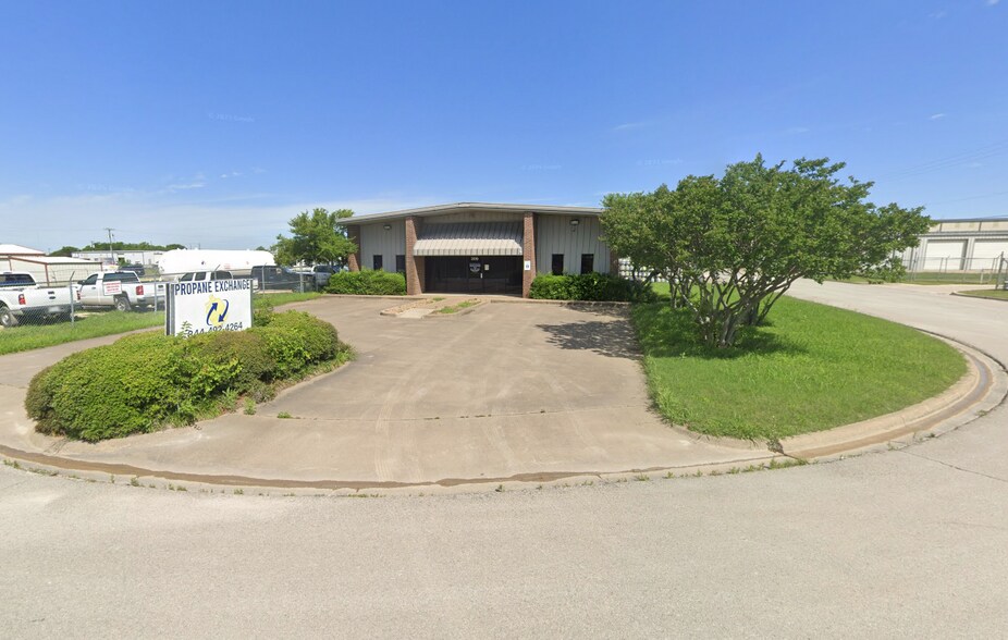 Primary Photo Of 209 Kimberly Dr, Cleburne Warehouse For Lease