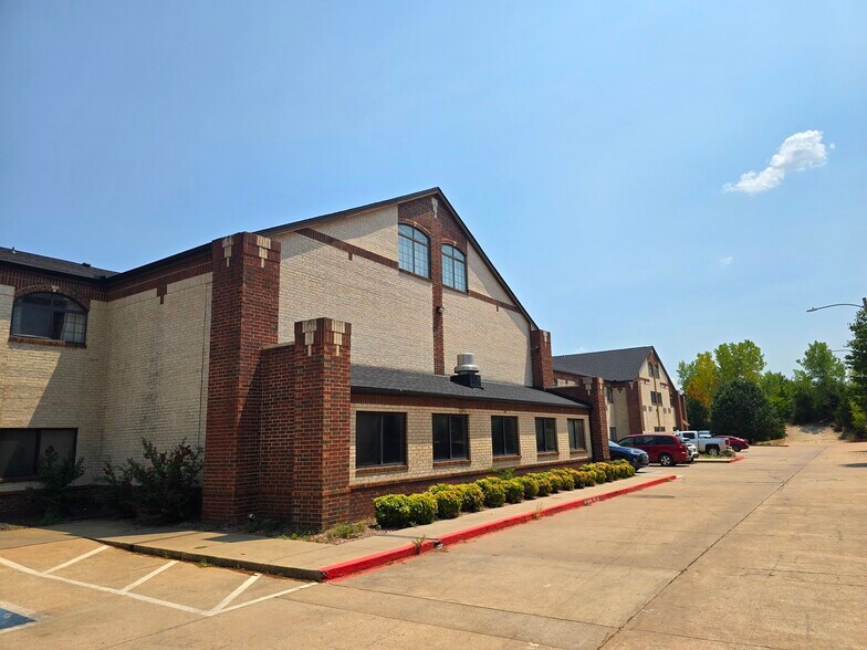More Photos Of 2700 E 2nd St, Edmond Hotel For Sale