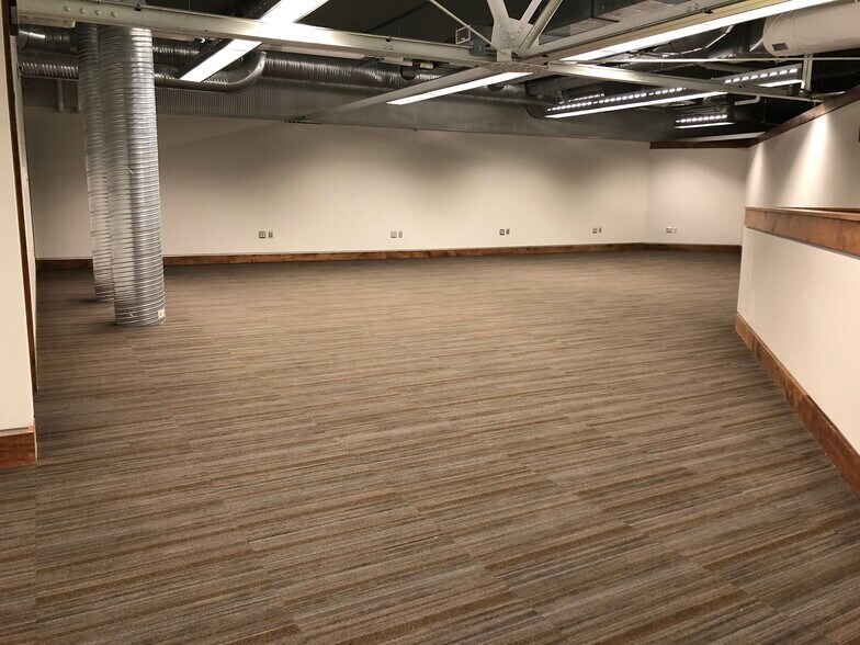 More Photos Of 400 Ice Harbor Dr, Dubuque Office For Sale