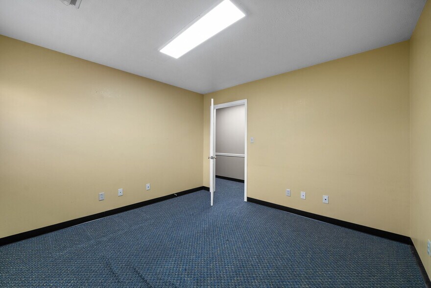More Photos Of 1799 Alpine Dr, Clarksville Warehouse For Lease