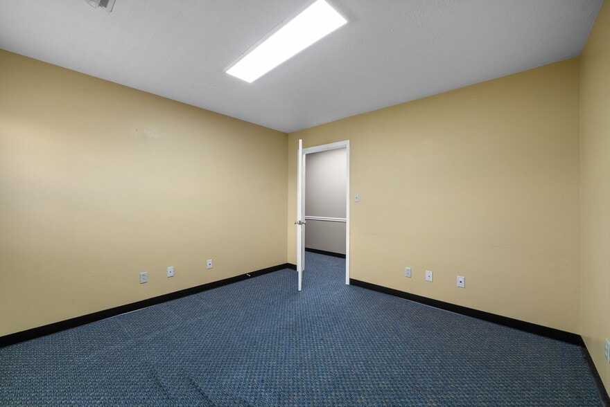More Photos Of 1799 Alpine Dr, Clarksville Warehouse For Lease