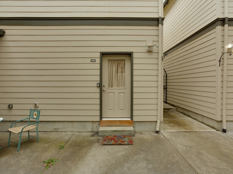 More Photos Of 1647 NE Market Dr, Fairview Apartments For Sale