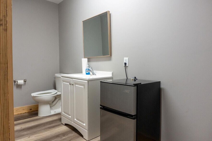 More Photos Of 214 S Church St, Dublin Flex For Sale