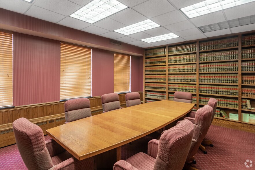 More Photos Of 216 W Madison St, Waukegan Office For Sale