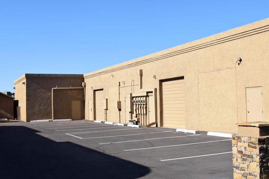 More Photos Of 7729 E Greenway Rd, Scottsdale Light Distribution For Lease