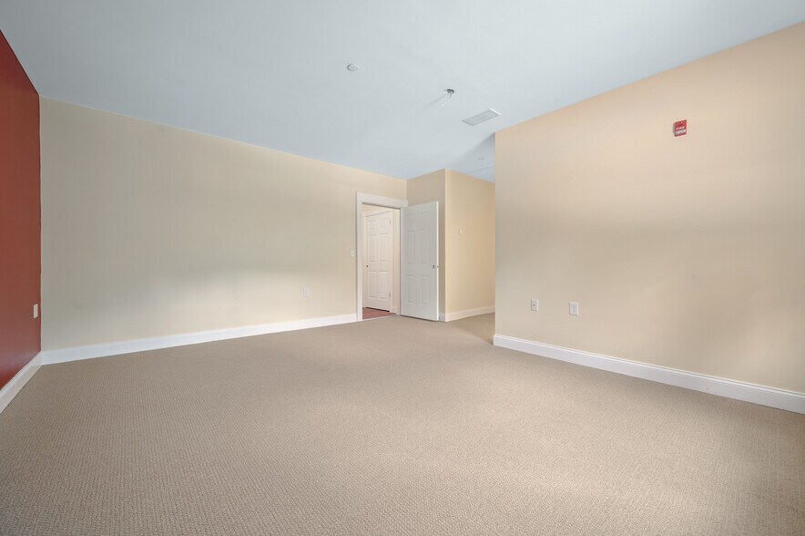 More Photos Of 56 Main St, Stamford Hotel For Sale