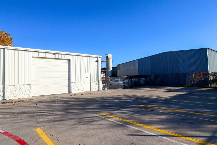 More Photos Of 10312 Bickham Rd, Dallas Unknown For Lease