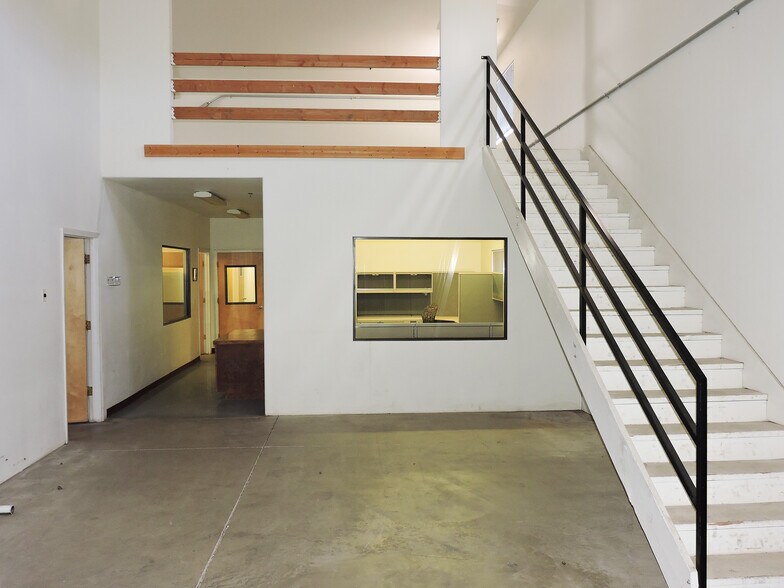 More Photos Of 500 S Willard St, Cottonwood Distribution For Lease