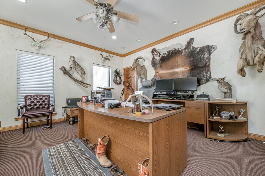 More Photos Of 11616 Tanglewood Rd, Amarillo Office For Sale
