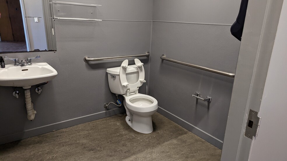 More Photos Of 1011-1013 Market St, San Francisco Storefront Retail Office For Lease