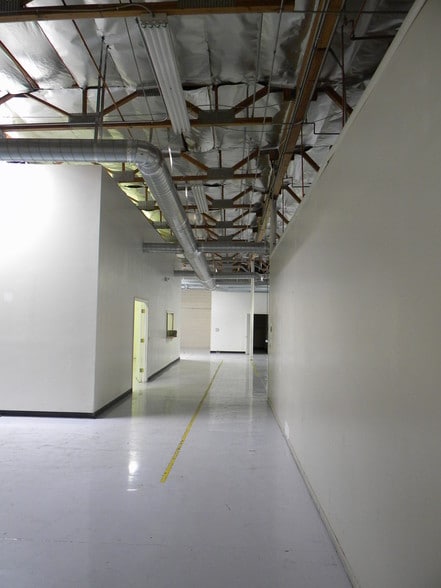 More Photos Of 21617 N 2nd Ave, Phoenix Warehouse For Lease